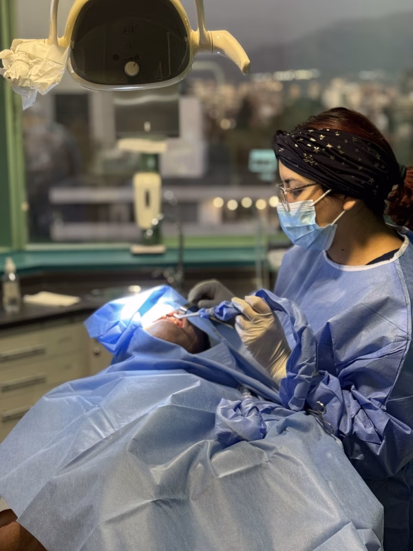Dentista en Providencia realizando cirugía de implantes dentales
